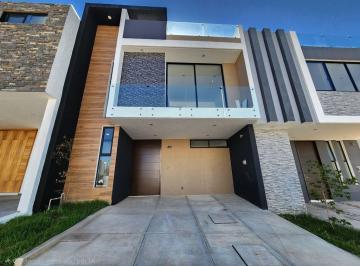 Casa en condominio · 180m² · 3 Recámaras · 2 Estacionamientos · Casa con Roof Garden en Capital Norte, Dentro de Coto Alicante