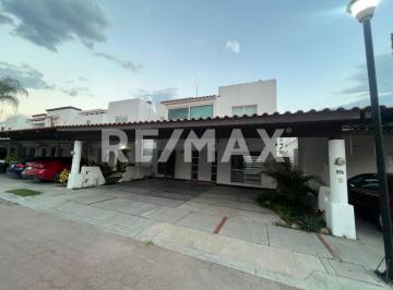 Casa · 140m² · 3 Recámaras · 2 Estacionamientos · Casa en Renta - (4)