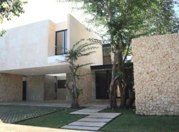 Casa en condominio · 575m² · 5 Recámaras · 6 Estacionamientos · Venta Residencia 2 Plantas 5 Recámaras Manatiales de Cocoyoles Norte Mérida