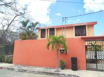Casa · 344m² · 4 Recámaras · 2 Estacionamientos · Casa en Venta en Privada con 3 Estudios en Av Uxmal en Cancún C4141