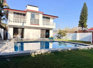 Casa de 5 habitaciones, Jiutepec · Hermosa Casa con Alberca y Amplio Jardin Dentro de Fraccionamiento Las Fincas