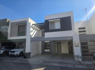 Casa · 228m² · 3 Recámaras · 2 Estacionamientos · Casa en Las Lomas Sector Jardines en Renta