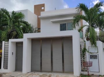 Casa · 225m² · 4 Recámaras · 2 Estacionamientos · Casa en Renta de 4 Recamaras y Terreno Excedente