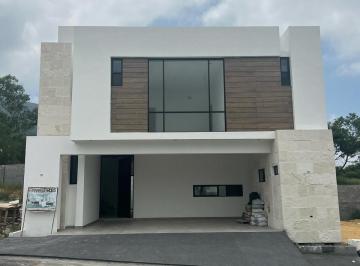 Casa · 338m² · 3 Recámaras · 3 Estacionamientos · Casa en Venta en Pedregal de La Montala