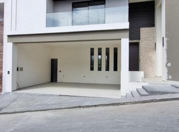 Casa · 583m² · 4 Recámaras · 3 Estacionamientos · Casa en Venta en Castaños del Vergel