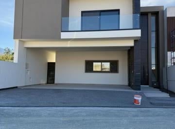Casa · 395m² · 3 Recámaras · 3 Estacionamientos · Casa en Venta en Los Olivos (El Uro)