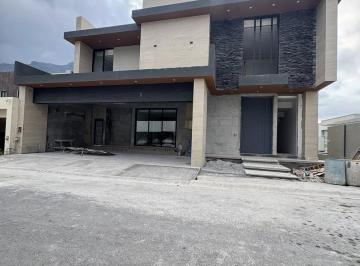 Casa · 1081m² · 6 Recámaras · 3 Estacionamientos · Casa en Venta en Sierra Alta