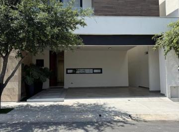 Casa · 307m² · 3 Recámaras · 2 Estacionamientos · Casas en Venta en Cumbres Garcia