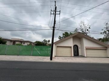 Casa · 601m² · 4 Recámaras · 2 Estacionamientos · Propiedad en Venta en La del Valle