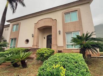Casa · 770m² · 4 Recámaras · 6 Estacionamientos · Casa en Venta en Portal del Huajuco
