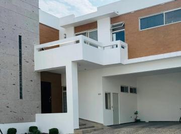 Casa · 370m² · 4 Recámaras · 2 Estacionamientos · Casa en Venta en Lagos del Vergel