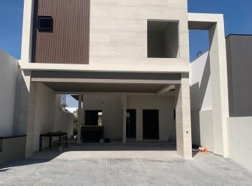 Casa · 305m² · 3 Recámaras · 2 Estacionamientos · Casa en Venta en Alamo Sur
