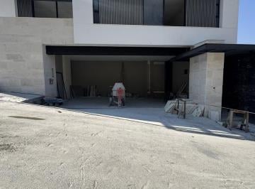 Casa · 490m² · 3 Recámaras · 3 Estacionamientos · Casa en Venta en Castaños del Vergel