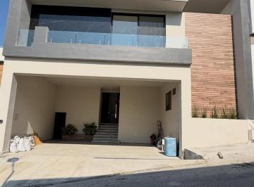 Casa · 583m² · 5 Recámaras · 3 Estacionamientos · Casa en Venta en Castaños del Vergel