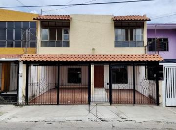 Casa · 246m² · 4 Recámaras · 2 Estacionamientos · Casa en Renta, Col. Tabachines, Zapopan, Jalisco.