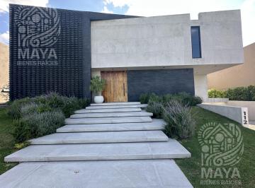 Casa · 666m² · 3 Recámaras · 6 Estacionamientos · Casa en Venta, El Campanario, Alberca, Jardín, Querétaro