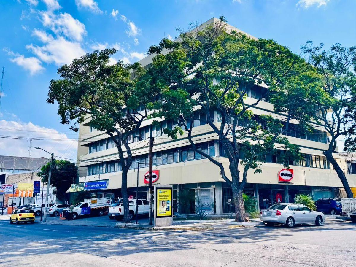 Commercial Building for Sale, Corner Location on Niños Héroes, One Block from Enrique Díaz