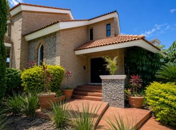 1 · Casa en Venta en Cumbres 5 Sector | 442 m² Construcción | Alberca y Área Social.