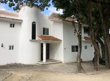 Casa · 1 Estacionamiento · Casa 4 Recamaras Villas del Mayab Playacar Sin Amueblar en Renta