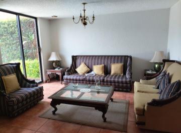 Casa · 245m² · 4 Recámaras · 3 Estacionamientos · Vive en Buena Zona en Calle Tranquila