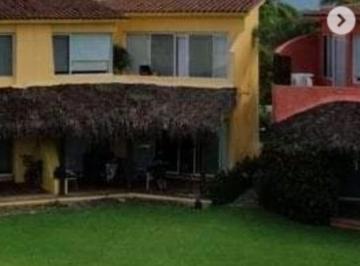 Casa · 3 Recámaras · 4 Estacionamientos · Casa - Club de Golf Ixtapa