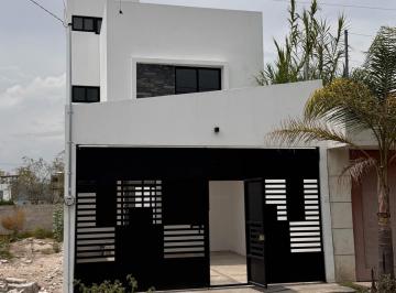 Casa · 3 Recámaras · 2 Estacionamientos · Casa - Llano Grande