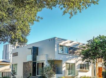8afabb894eb9128cd123db5f86a1162aea456bfd8c2c5ecab3906284573216e0 · Casa en Venta en Esquina de 4 Recamaras en Valle Real, Zapopan