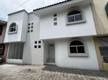 Casa · 102m² · 3 Recámaras · Bonita Casa a Media Calle de Plaza Centro Sur