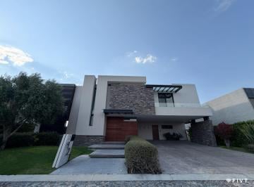 Casa de 4 habitaciones, Querétaro · Casa con 714 m² de Superficie de Terreno y 4 Recámaras en Venta en El Campanario