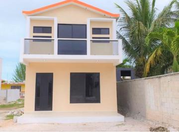 Casa · 200m² · 3 Recámaras · 2 Estacionamientos · Casa Barbie a 200 m del Mar en Chicxulub Puerto
