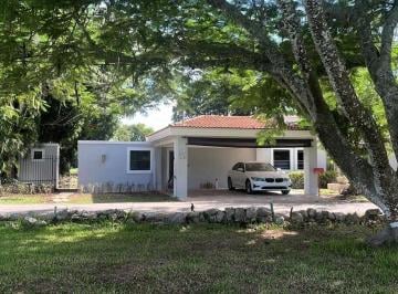 Casa · 300m² · 3 Recámaras · 2 Estacionamientos · Residencia de Una Planta Amueblada Frente Al Campo de Golf La Ceiba
