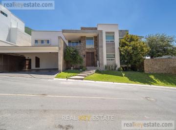 Casa · 748m² · 4 Recámaras · 3 Estacionamientos · Casa en Venta en Colonia La Herradura, Monterrey, Nuevo León.
