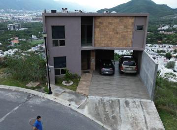 Casa · 600m² · 3 Recámaras · 4 Estacionamientos · Casa en Venta – Loma Bonita, Monterrey, N. L.
