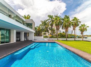 Casa · 990m² · 5 Recámaras · 8 Estacionamientos · Casa en Venta en Isla Dorada Zona Hotelera Cancun