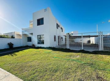 Casa de 3 habitaciones, Mérida · Casa en Esquina con Terreno Excedente Fracc Las Américas