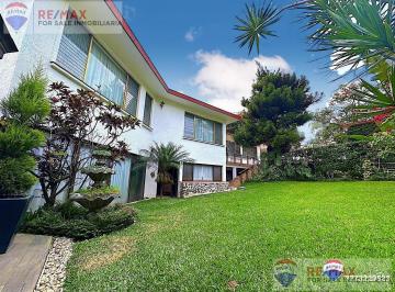 Casa · 604m² · 3 Recámaras · 5 Estacionamientos · Venta de Casa Sola en Lomas de Atzingo, Cuernavaca, Morelos. Clave 3844