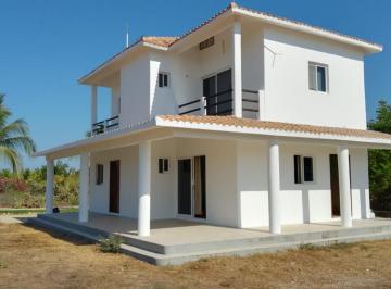 Casa · 225m² · 2 Recámaras · 1 Estacionamiento · Casa en Rancho Neptuno, Puerto Escondido.