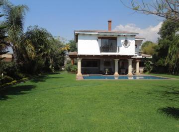 Casa · 580m² · 4 Recámaras · 10 Estacionamientos · Venta de Casa en Cuernavaca, 1650 m de Terreno. Clave 1025