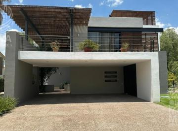 Casa · 650m² · 4 Recámaras · 6 Estacionamientos · Casa en Venta, Balvanera & Polo Country Club Querétaro