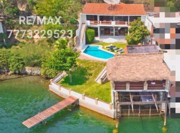 Casa en condominio · 141m² · 3 Recámaras · 2 Estacionamientos · Venta de Casa en Condominio a La Orilla del Lago de Tequesquitengo. Clave 3986
