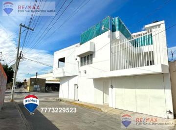 Edificio · 211m² · 3 Recámaras · 2 Estacionamientos · Venta de Propiedad con Dos Locales Comerciales, Frente a Soriana Cuautla…clave 4639