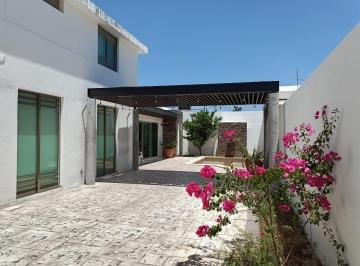 Casa · 290m² · 4 Recámaras · 5 Estacionamientos · Casa de 4 Recamaras en Jardines de Merida