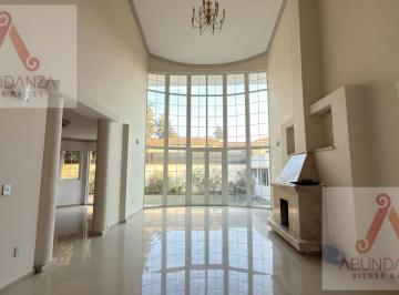 Casa en condominio · 693m² · 4 Recámaras · 4 Estacionamientos · Metepec, Renta o Venta Privada