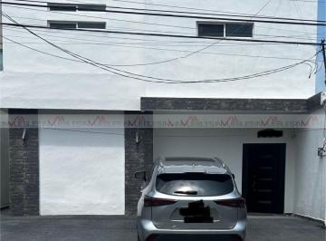 Casa uso de suelo · 225m² · 11 Recámaras · 3 Estacionamientos · Casa con Uso de Suelo en Renta en Guadalupe