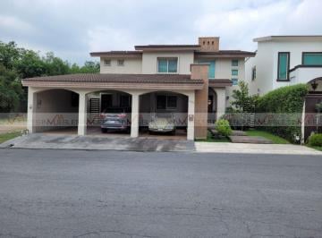 Casa · 386m² · 3 Recámaras · 3 Estacionamientos · Casa en Venta en Monterrey