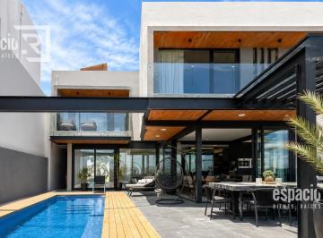 Casa · 431m² · 4 Recámaras · 4 Estacionamientos · Casa en Venta en Paseo de Las Lomas con Alberca