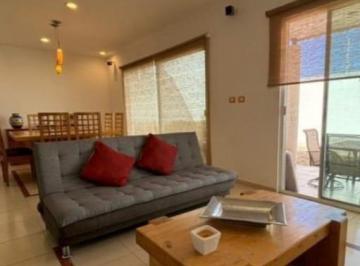 Casa · 300m² · 3 Recámaras · 4 Estacionamientos · Casa en Venta en Cañada del Refugio con Amplio Jardín y Seguridad Privada