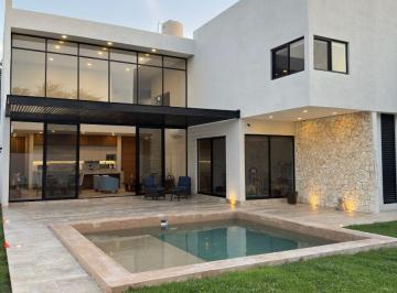Casa de 5 habitaciones, Mérida · Casa en Venta en Privada Residencial Zona del Country Club