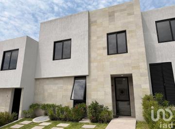 Casa · 180m² · 3 Recámaras · 2 Estacionamientos · Casa en Venta en Altos Juriquilla, Queretaro