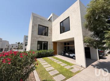 Casa · 262m² · 3 Recámaras · 2 Estacionamientos · Casa en Venta en Distrito Sophia, Jurica Queretaro